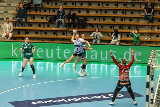Lana Teiken (VfL Oldenburg, 03) und Petra Hlogyik (Frisch Auf Goeppingen, 72), Frisch Auf Goeppingen Frauen vs. VfL Oldenburg, Handball, Bundesliga, 08. Spieltag, Saison 2025 2026, 08.10.2025, Frisch Auf Goeppingen Frauen vs. VfL Oldenburg, Handball, Bundesliga, 08. Spieltag, Saison 2025 2026, 08.10.2025 Goeppingen Copyright: xEibner-Pressefoto MaxxVogelx EP_MVL