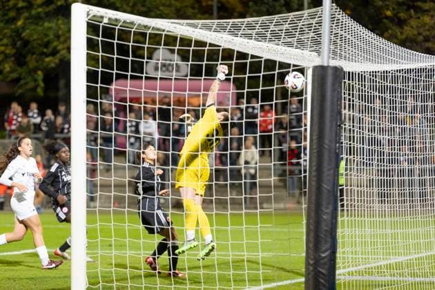 UEFA Womens Europa Cup: Eintracht Frankfurt - 1. FC Slovacko, 08.10.2025 Nina Lührßen Lührssen (Eintracht Frankfurt 11) trifft per Freistoß Freistoss zum 3:0 & Anezka Zelenkova (1. FC Slovacko 30) fliegt hat aber keine Chacne, Eintracht Frankfurt - 1. FC Slovacko, Frankfurt, Stadion am Brentanobad, 8.10.2025 Copyright: xBEAUTIFULxSPORTS Gawlikx