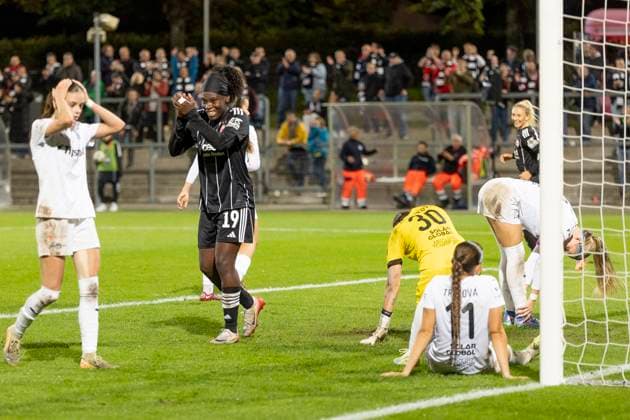 UEFA Womens Europa Cup: Eintracht Frankfurt - 1. FC Slovacko, 08.10.2025 Nicole Anyomi (Eintracht Frankfurt 19) bejuebtl den Treffer zum 4:0 dabei sind Anezka Zelenkova (1. FC Slovacko 30) & Denisa Jonasova (1. FC Slovacko 18) am Boden zerstört und niedergeschlagen, Eintracht Frankfurt - 1. FC Slovacko, Frankfurt, Stadion am Brentanobad, 8.10.2025 Copyright: xBEAUTIFULxSPORTS Gawlikx