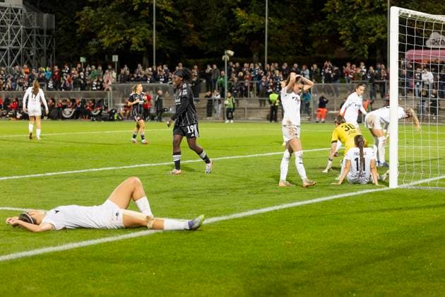 UEFA Womens Europa Cup: Eintracht Frankfurt - 1. FC Slovacko, 08.10.2025 Anezka Zelenkova (1. FC Slovacko 30) & Lucie Krejcova (1. FC Slovacko 14) & Denisa Jonasova (1. FC Slovacko 18) & Lucie Jelinkova (1. FC Slovacko 13) & Terezie Ohlidalova (1. FC Slovacko 4) am Boden nach dem vierten Gegentor Gegentreffer, Eintracht Frankfurt - 1. FC Slovacko, Frankfurt, Stadion am Brentanobad, 8.10.2025 Copyright: xBEAUTIFULxSPORTS Gawlikx