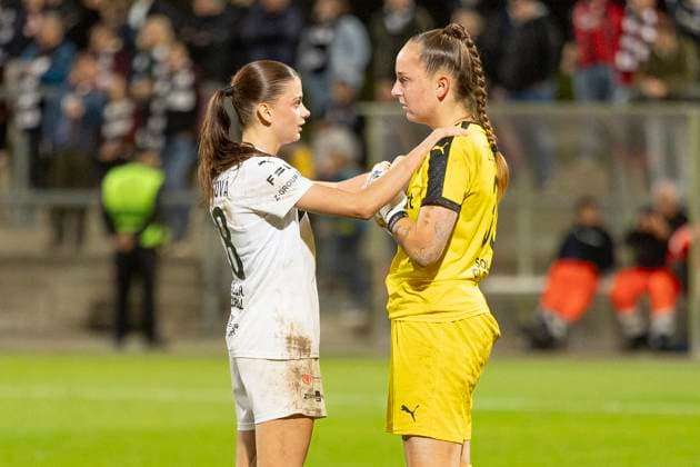 UEFA Womens Europa Cup: Eintracht Frankfurt - 1. FC Slovacko, 08.10.2025 Denisa Jonasova (1. FC Slovacko 18) tröstet Anezka Zelenkova (1. FC Slovacko 30) nach dem Eigentor ganz herzlich, Eintracht Frankfurt - 1. FC Slovacko, Frankfurt, Stadion am Brentanobad, 8.10.2025 Copyright: xBEAUTIFULxSPORTS Gawlikx