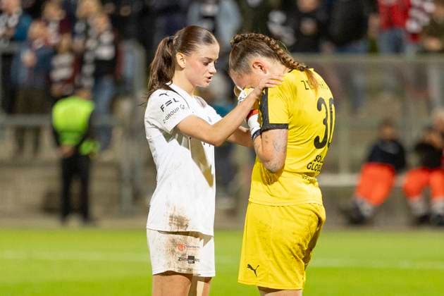 UEFA Womens Europa Cup: Eintracht Frankfurt - 1. FC Slovacko, 08.10.2025 Denisa Jonasova (1. FC Slovacko 18) tröstet Anezka Zelenkova (1. FC Slovacko 30) nach dem Eigentor ganz herzlich, Eintracht Frankfurt - 1. FC Slovacko, Frankfurt, Stadion am Brentanobad, 8.10.2025 Copyright: xBEAUTIFULxSPORTS Gawlikx