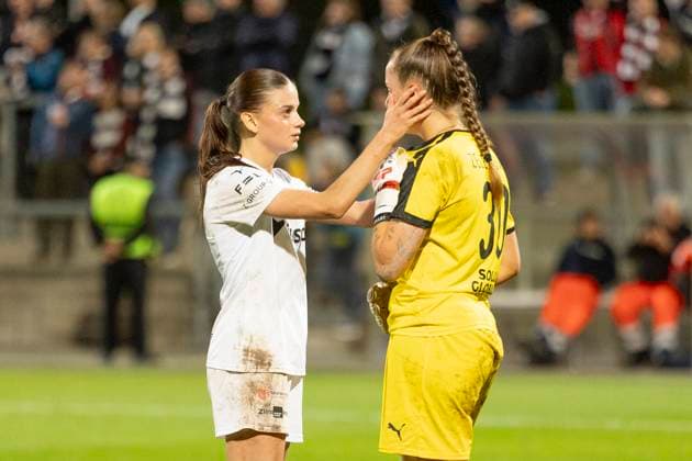 UEFA Womens Europa Cup: Eintracht Frankfurt - 1. FC Slovacko, 08.10.2025 Denisa Jonasova (1. FC Slovacko 18) tröstet Anezka Zelenkova (1. FC Slovacko 30) nach dem Eigentor ganz herzlich, Eintracht Frankfurt - 1. FC Slovacko, Frankfurt, Stadion am Brentanobad, 8.10.2025 Copyright: xBEAUTIFULxSPORTS Gawlikx