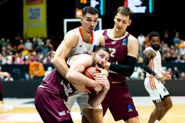 08.10.2025, xomx, Basketball BKT EuroCup, NINERS Chemnitz - Lietkabelis Panevezys v.l. Kristian Kullamae (Lietkabelis Panevezys) am Ball. Yordan Minchev (Niners Chemnitz), Gabrielus Maldunas (Lietkabelis Panevezys) Chemnitz *** 08 10 2025, xomx, Basketball BKT EuroCup, NINERS Chemnitz Lietkabelis Panevezys v l Kristian Kullamae Lietkabelis Panevezys on the ball Yordan Minchev Niners Chemnitz , Gabrielus Maldunas Lietkabelis Panevezys Chemnitz