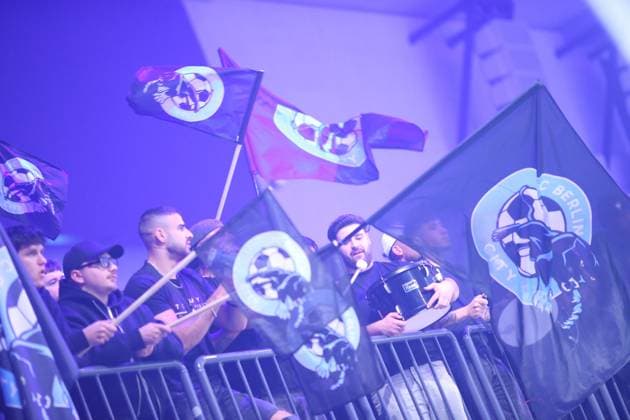 RECORD DATE NOT STATED Aufnahmedatum 6. Oktober 2025. Hallenfußball, The Icon League, Saison drei, Spieltag zwei in der Sporthalle Hamburg in Alsterdorf. Spiel eins: FC Berlin City - SG Bürgeramt. Fans des FC Berlin City. Winterhude Hamburg