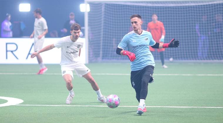 RECORD DATE NOT STATED Aufnahmedatum 6. Oktober 2025. Hallenfußball, The Icon League, Saison drei, Spieltag zwei in der Sporthalle Hamburg in Alsterdorf. Spiel eins: FC Berlin City - SG Bürgeramt. Matthias Sadilek (Bürgeramt, r.). Winterhude Hamburg