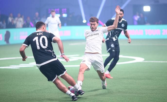 RECORD DATE NOT STATED Aufnahmedatum 6. Oktober 2025. Hallenfußball, The Icon League, Saison drei, Spieltag zwei in der Sporthalle Hamburg in Alsterdorf. Spiel eins: FC Berlin City - SG Bürgeramt. Noah Lederer (Bürgeramt, M.), Enes Küc. Winterhude Hamburg