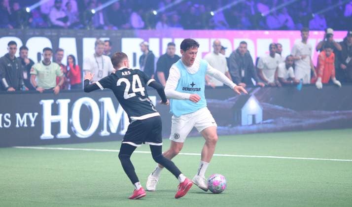 RECORD DATE NOT STATED Aufnahmedatum 6. Oktober 2025. Hallenfußball, The Icon League, Saison drei, Spieltag zwei in der Sporthalle Hamburg in Alsterdorf. Spiel eins: FC Berlin City - SG Bürgeramt. Furkan Ars (Berlin, l.), Mathias Franke. Winterhude Hamburg