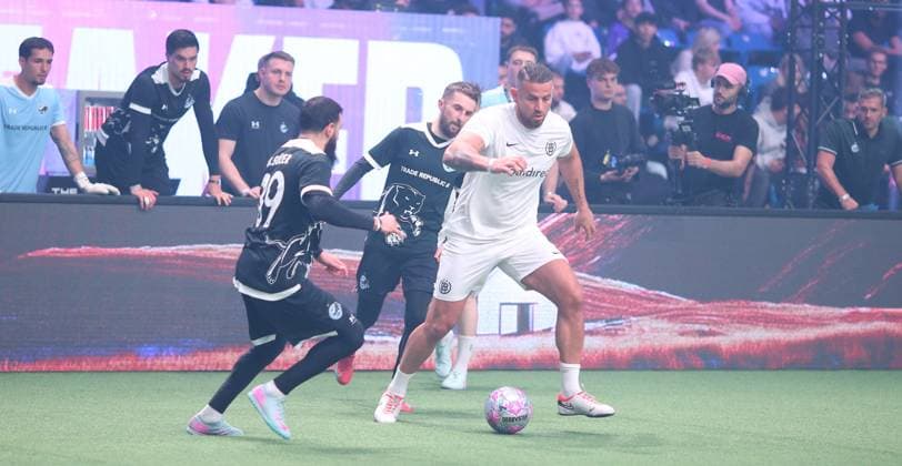 RECORD DATE NOT STATED Aufnahmedatum 6. Oktober 2025. Hallenfußball, The Icon League, Saison drei, Spieltag zwei in der Sporthalle Hamburg in Alsterdorf. Spiel eins: FC Berlin City - SG Bürgeramt. Bajram Nebihi (Bürgeramt, r.). Winterhude Hamburg