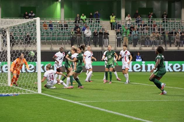 08.10.2025, xgrfx, Fussball UEFA WomenÂ s Champions League, VfL Wolfsburg - Paris Saint-Germain v.l. Tor, Alexandra Popp (VfL Wolfsburg) (DFL DFB REGULATIONS PROHIBIT ANY USE OF PHOTOGRAPHS as IMAGE SEQUENCES and or QUASI-VIDEO) Wolfsburg