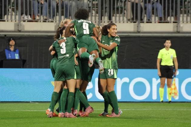 08.10.2025, xgrfx, Fussball UEFA WomenÂ s Champions League, VfL Wolfsburg - Paris Saint-Germain v.l. Tor, Alexandra Popp (VfL Wolfsburg) (DFL DFB REGULATIONS PROHIBIT ANY USE OF PHOTOGRAPHS as IMAGE SEQUENCES and or QUASI-VIDEO) Wolfsburg