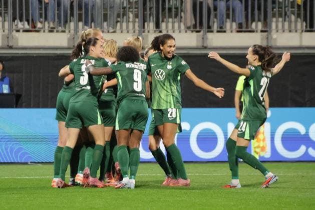 08.10.2025, xgrfx, Fussball UEFA WomenÂ s Champions League, VfL Wolfsburg - Paris Saint-Germain v.l. Tor, Alexandra Popp (VfL Wolfsburg) (DFL DFB REGULATIONS PROHIBIT ANY USE OF PHOTOGRAPHS as IMAGE SEQUENCES and or QUASI-VIDEO) Wolfsburg