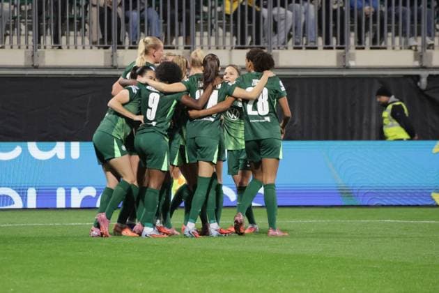 08.10.2025, xgrfx, Fussball UEFA WomenÂ s Champions League, VfL Wolfsburg - Paris Saint-Germain v.l. Tor, Alexandra Popp (VfL Wolfsburg) (DFL DFB REGULATIONS PROHIBIT ANY USE OF PHOTOGRAPHS as IMAGE SEQUENCES and or QUASI-VIDEO) Wolfsburg