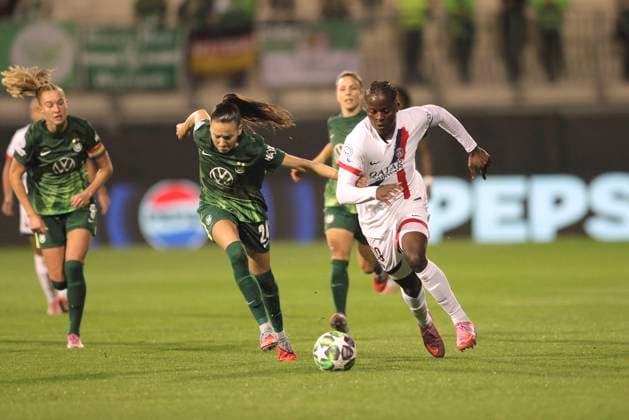 Foto : Merveille KANJINGA (Paris) ist schneller als Joelle WEDEMEYER (Wolfsburg) Fussball Championsleague der Frauen Gruppenphase , 1. Spieltag am Mi. 08.10.2025 VfL Wolfsburg - Paris St. Germain
