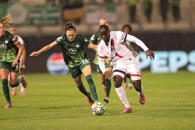 Foto : Merveille KANJINGA (Paris) ist schneller als Joelle WEDEMEYER (Wolfsburg) Fussball Championsleague der Frauen Gruppenphase , 1. Spieltag am Mi. 08.10.2025 VfL Wolfsburg - Paris St. Germain