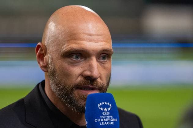 Deutschland, Fussball, UEFA, Women™s Champions League, 1. Spieltag 2025 2026, VfL Wolfsburg - Paris St. Germain am 08.10. in Wolfsburg (AOK-Stadion): Stephan Lerch (Trainer VfL Wolfsburg) beim Interview vor dem Spiel Copyright: xSvenxHeidmannx
