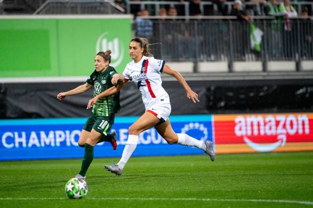Svenja Huth (VfL Wolfsburg, 10) im Zweikampf mit Eva Gaetino (Paris Saint Germain, 19), GER, VfL Wolfsburg (WOB) vs Paris Saint Germain (PSG), Fussball Uefa Womens Champions League, Ligaphase, 1. Spieltag, Saison 2025 2026, 08.10.2025 GER, VfL Wolfsburg vs Paris Saint Germain, Fussball Uefa Womens Champions League, Ligaphase, 1. Spieltag, Saison 2025 2026, 08.10.2025 Wolfsburg Copyright: xEibner-Pressefoto Memmlerx EP_MMR