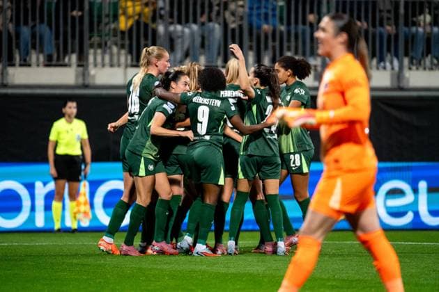 Lineth Beerensteyn (VfL Wolfsburg, 09), Joelle Wedemeyer (VfL Wolfsburg, 24), Cora Zicai (VfL Wolfsburg, 28) und Team jubeln ueber das Tor zum 1:0 durch Alexandra Popp (VfL Wolfsburg, 11), Mary Earps (Paris Saint Germain, 27) aergert sich, GER, VfL Wolfsburg (WOB) vs Paris Saint Germain (PSG), Fussball Uefa Womens Champions League, Ligaphase, 1. Spieltag, Saison 2025 2026, 08.10.2025 GER, VfL Wolfsburg vs Paris Saint Germain, Fussball Uefa Womens Champions League, Ligaphase, 1. Spieltag, Saison 2025 2026, 08.10.2025 Wolfsburg Copyright: xEibner-Pressefoto Memmlerx EP_MMR