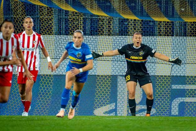 SOCCER - WCL, St.Poelten vs Atletico SANKT POELTEN,AUSTRIA,08.OCT.25 - SOCCER - UEFA Women s Champions League, SKN Sankt Poelten vs Atletico Madrid. Image shows Gabriela Garcia (Atletico) and the disappointment of Carina Schlueter (St.Poelten).  GEPAxpictures xKevinxHackner