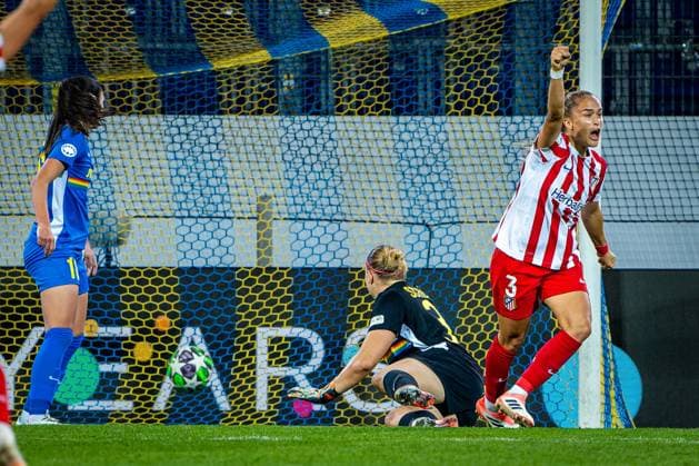 SOCCER - WCL, St.Poelten vs Atletico SANKT POELTEN,AUSTRIA,08.OCT.25 - SOCCER - UEFA Women s Champions League, SKN Sankt Poelten vs Atletico Madrid. Image shows the disappointment of Fanni Nagy and Carina Schlueter (St.Poelten) and the rejoicing of Andrea Medina (Atletico) ant the ball in the net.  GEPAxpictures xKevinxHackner