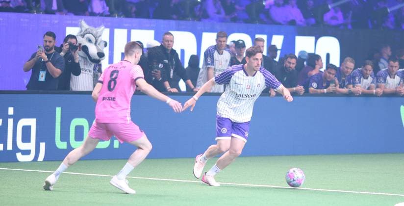 RECORD DATE NOT STATED Aufnahmedatum 6. Oktober 2025. Hallenfußball, The Icon League, Saison drei, Spieltag zwei in der Sporthalle Hamburg in Alsterdorf. Spiel zwei: Plyrs United - The Pack FC. Jure Pusic (Plyrs United, l.), Bastian Oczipka. Winterhude Hamburg