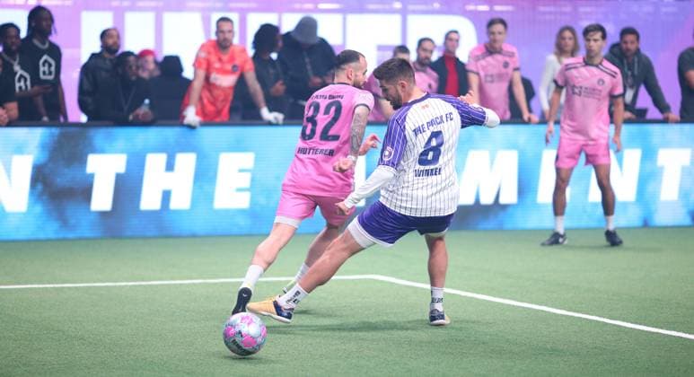 RECORD DATE NOT STATED Aufnahmedatum 6. Oktober 2025. Hallenfußball, The Icon League, Saison drei, Spieltag zwei in der Sporthalle Hamburg in Alsterdorf. Spiel zwei: Plyrs United - The Pack FC. Michael Hutterer (Plyrs United, l.), Stefan Winkel. Winterhude Hamburg