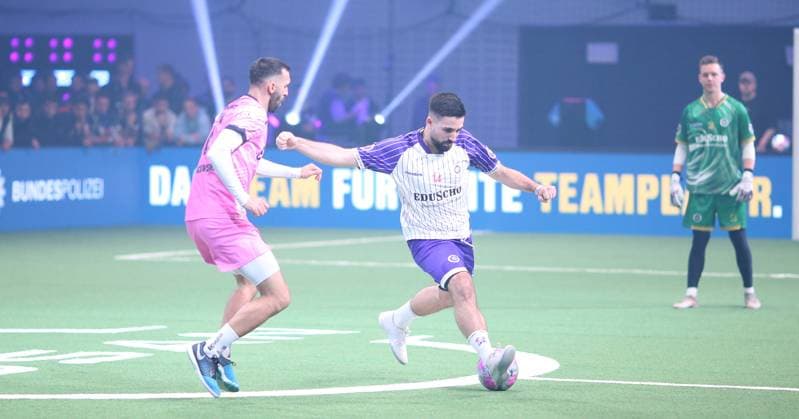 RECORD DATE NOT STATED Aufnahmedatum 6. Oktober 2025. Hallenfußball, The Icon League, Saison drei, Spieltag zwei in der Sporthalle Hamburg in Alsterdorf. Spiel zwei: Plyrs United - The Pack FC. Carlos Neves (Pack FC, r.). Adrijan Micevski. Winterhude Hamburg