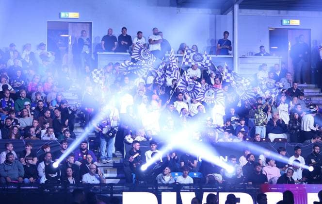 RECORD DATE NOT STATED Aufnahmedatum 6. Oktober 2025. Hallenfußball, The Icon League, Saison drei, Spieltag zwei in der Sporthalle Hamburg in Alsterdorf. Spiel zwei: Plyrs United - The Pack FC. Fans des Pack FC. Winterhude Hamburg