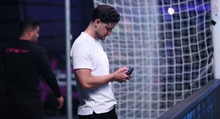 RECORD DATE NOT STATED Aufnahmedatum 6. Oktober 2025. Hallenfußball, The Icon League, Saison drei, Spieltag zwei in der Sporthalle Hamburg in Alsterdorf. Spiel zwei: Plyrs United - The Pack FC. Icon-League-Gründer Elias Nerlich steht während der Partie hinter dem Tor von Plyrs United. Winterhude Hamburg