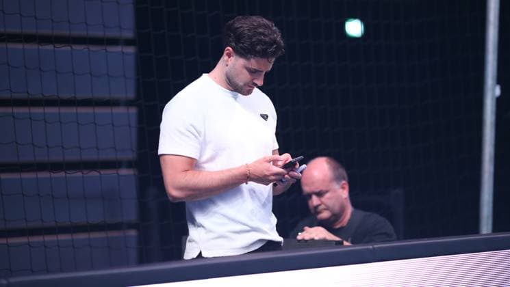 RECORD DATE NOT STATED Aufnahmedatum 6. Oktober 2025. Hallenfußball, The Icon League, Saison drei, Spieltag zwei in der Sporthalle Hamburg in Alsterdorf. Spiel zwei: Plyrs United - The Pack FC. Icon-League-Gründer Elias Nerlich steht während der Partie hinter dem Tor von Plyrs United. Winterhude Hamburg