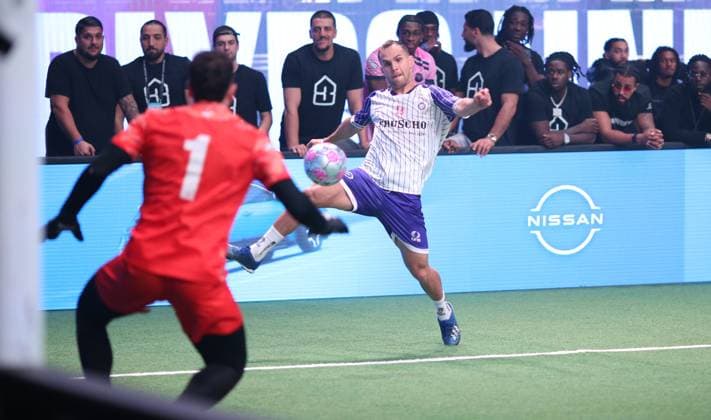 RECORD DATE NOT STATED Aufnahmedatum 6. Oktober 2025. Hallenfußball, The Icon League, Saison drei, Spieltag zwei in der Sporthalle Hamburg in Alsterdorf. Spiel zwei: Plyrs United - The Pack FC. Christian Derflinger (Pack FC, r.). Winterhude Hamburg
