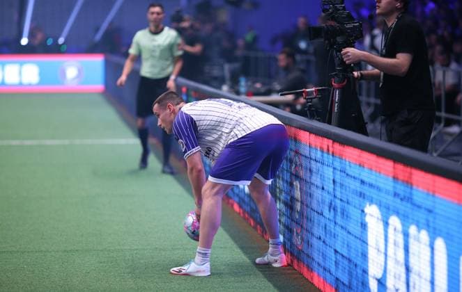 RECORD DATE NOT STATED Aufnahmedatum 6. Oktober 2025. Hallenfußball, The Icon League, Saison drei, Spieltag zwei in der Sporthalle Hamburg in Alsterdorf. Spiel zwei: Plyrs United - The Pack FC. Christian Clemens (Pack FC). Winterhude Hamburg