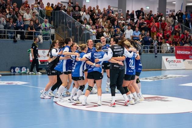 HSG Blomberg-Lippe (GER) vs. HSG Bensheim Auerbach Flames (GER), Handball, 1. Handball Bundesliga Frauen, 8. Spieltag, 08.10.2025, Saision 2025 2026, Blomberg Die Spielerinnen der HSG Blomberg-Lippe (GER) jubeln freuen sich nach dem Sieg gegen HSG Bensheim Auerbach Flames (GER) Blomberg Sporthalle an der Ulmenallee Deutschland