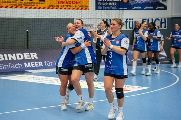 HSG Blomberg-Lippe (GER) vs. HSG Bensheim Auerbach Flames (GER), Handball, 1. Handball Bundesliga Frauen, 8. Spieltag, 08.10.2025, Saision 2025 2026, Blomberg v.l. Judith Tietjen (HSG Blomberg-Lippe, 22), Diana Magnusdottir (HSG Blomberg-Lippe, 07) und Laura Rueffieux (HSG Blomberg-Lippe, 03) freuen sich nach dem Sieg gegen HSG Bensheim Auerbach Flames (GER) Blomberg Sporthalle an der Ulmenallee Deutschland