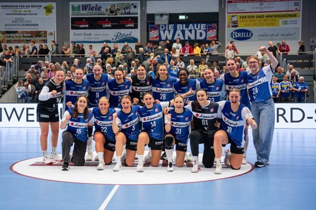HSG Blomberg-Lippe (GER) vs. HSG Bensheim Auerbach Flames (GER), Handball, 1. Handball Bundesliga Frauen, 8. Spieltag, 08.10.2025, Saision 2025 2026, Blomberg Die Mannschaft der HSG Blomberg-Lippe (GER) jubelt freut sich nach dem Sieg gegen HSG Bensheim Auerbach Flames (GER) Blomberg Sporthalle an der Ulmenallee Deutschland