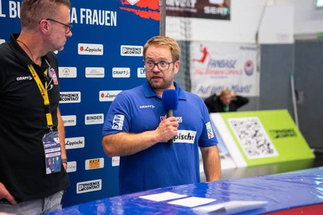 HSG Blomberg-Lippe (GER) vs. HSG Bensheim Auerbach Flames (GER), Handball, 1. Handball Bundesliga Frauen, 8. Spieltag, 08.10.2025, Saision 2025 2026, Blomberg Steffen Birkner (HSG Blomberg-Lippe, Trainer) bei der Pressekonferenz nach dem Spiel Blomberg Sporthalle an der Ulmenallee Deutschland