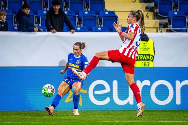 SOCCER - WCL, St.Poelten vs Atletico SANKT POELTEN,AUSTRIA,08.OCT.25 - SOCCER - UEFA Women s Champions League, SKN Sankt Poelten vs Atletico Madrid. Image shows Izabela Krizaj (St.Poelten) and Andrea Medina (Atletico).  GEPAxpictures xKevinxHackner