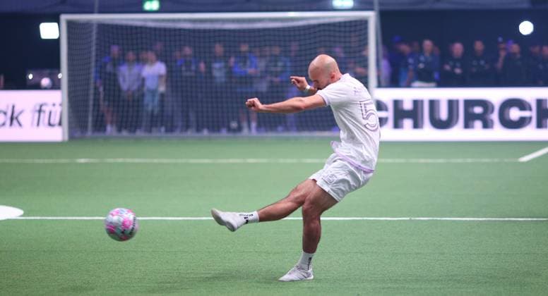RECORD DATE NOT STATED Aufnahmedatum 6. Oktober 2025. Hallenfußball, The Icon League, Saison drei, Spieltag zwei in der Sporthalle Hamburg in Alsterdorf. Spiel drei: Buzz Club - DNA Athletics. Nico Antonitsch (DNA). Winterhude Hamburg