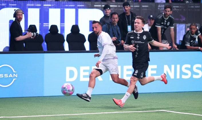 RECORD DATE NOT STATED Aufnahmedatum 6. Oktober 2025. Hallenfußball, The Icon League, Saison drei, Spieltag zwei in der Sporthalle Hamburg in Alsterdorf. Spiel drei: Buzz Club - DNA Athletics. Oliver Gorgiev (DNA, l.). Winterhude Hamburg