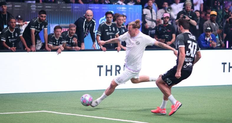 RECORD DATE NOT STATED Aufnahmedatum 6. Oktober 2025. Hallenfußball, The Icon League, Saison drei, Spieltag zwei in der Sporthalle Hamburg in Alsterdorf. Spiel drei: Buzz Club - DNA Athletics. Stefan Federer (DNA, l.), Niklas Dams. Winterhude Hamburg