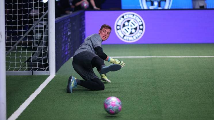 RECORD DATE NOT STATED Aufnahmedatum 6. Oktober 2025. Hallenfußball, The Icon League, Saison drei, Spieltag zwei in der Sporthalle Hamburg in Alsterdorf. Spiel drei: Buzz Club - DNA Athletics. Keeper Dennis Lohmann (Buzz). Winterhude Hamburg