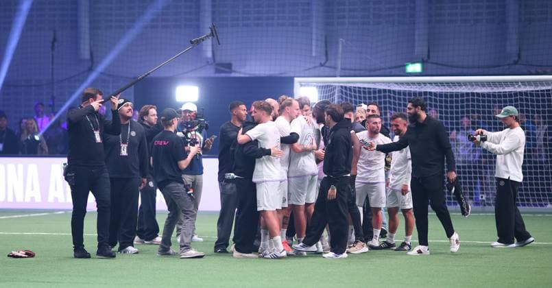 RECORD DATE NOT STATED Aufnahmedatum 6. Oktober 2025. Hallenfußball, The Icon League, Saison drei, Spieltag zwei in der Sporthalle Hamburg in Alsterdorf. Spiel drei: Buzz Club - DNA Athletics. Jubel bei DNA Athletics nach Spielende. Winterhude Hamburg