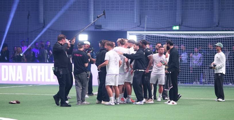 RECORD DATE NOT STATED Aufnahmedatum 6. Oktober 2025. Hallenfußball, The Icon League, Saison drei, Spieltag zwei in der Sporthalle Hamburg in Alsterdorf. Spiel drei: Buzz Club - DNA Athletics. Jubel bei DNA Athletics nach Spielende. Winterhude Hamburg