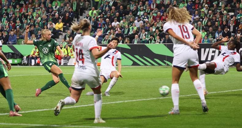 Frauen: VfL Wolfsburg vs Paris Saint-Germain Wolfsburg, 08.10.2025, Frauenfußball, Champions League, 1. Spieltag, VfL Wolfsburg vs Paris Saint-Germain, Bild zeigt: Ella Peddemors (VfL, 5) erzielt in dieser Szene das Tor zum 2:0 für den VfL Wolfsburg