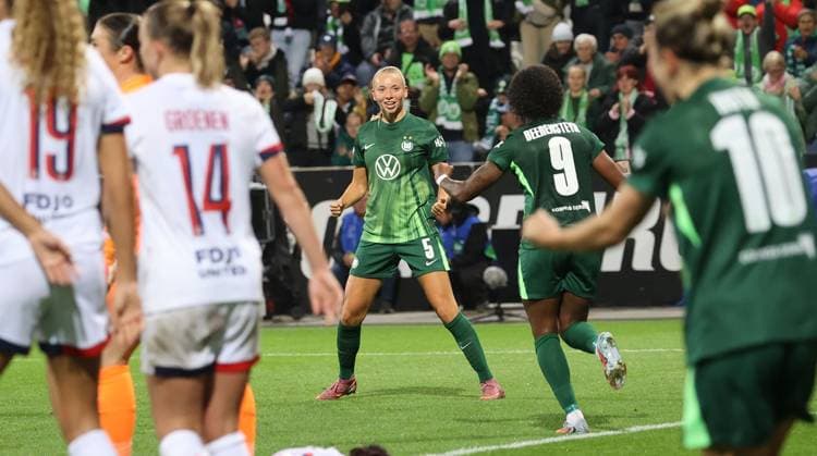 Frauen: VfL Wolfsburg vs Paris Saint-Germain Wolfsburg, 08.10.2025, Frauenfußball, Champions League, 1. Spieltag, VfL Wolfsburg vs Paris Saint-Germain, Bild zeigt: Jubel beim VfL über das Tor zum 2:0 durch Ella Peddemors (VfL, 5) Wolfsburg