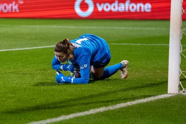 Deutschland, Fussball, UEFA, Women™s Champions League, 1. Spieltag 2025 2026, VfL Wolfsburg - Paris St. Germain am 08.10. in Wolfsburg (AOK-Stadion): Stina Johannes (VfL Wolfsburg 1) hält sicher Copyright: xSvenxHeidmannx