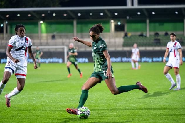 Cora Zicai (VfL Wolfsburg, 28) am Ball, GER, VfL Wolfsburg (WOB) vs Paris Saint Germain (PSG), Fussball Uefa Womens Champions League, Ligaphase, 1. Spieltag, Saison 2025 2026, 08.10.2025 GER, VfL Wolfsburg vs Paris Saint Germain, Fussball Uefa Womens Champions League, Ligaphase, 1. Spieltag, Saison 2025 2026, 08.10.2025 Wolfsburg Copyright: xEibner-Pressefoto Memmlerx EP_MMR