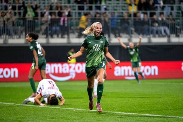 Ella Peddemors (VfL Wolfsburg, 05) jubelt ueber das Tor zum 2:0, Elisa de Almeida (Paris Saint Germain, 05) aergert sich, GER, VfL Wolfsburg (WOB) vs Paris Saint Germain (PSG), Fussball Uefa Womens Champions League, Ligaphase, 1. Spieltag, Saison 2025 2026, 08.10.2025 GER, VfL Wolfsburg vs Paris Saint Germain, Fussball Uefa Womens Champions League, Ligaphase, 1. Spieltag, Saison 2025 2026, 08.10.2025 Wolfsburg Copyright: xEibner-Pressefoto Memmlerx EP_MMR