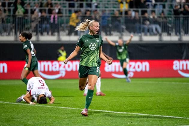 Ella Peddemors (VfL Wolfsburg, 05) jubelt ueber das Tor zum 2:0, Elisa de Almeida (Paris Saint Germain, 05) aergert sich, GER, VfL Wolfsburg (WOB) vs Paris Saint Germain (PSG), Fussball Uefa Womens Champions League, Ligaphase, 1. Spieltag, Saison 2025 2026, 08.10.2025 GER, VfL Wolfsburg vs Paris Saint Germain, Fussball Uefa Womens Champions League, Ligaphase, 1. Spieltag, Saison 2025 2026, 08.10.2025 Wolfsburg Copyright: xEibner-Pressefoto Memmlerx EP_MMR
