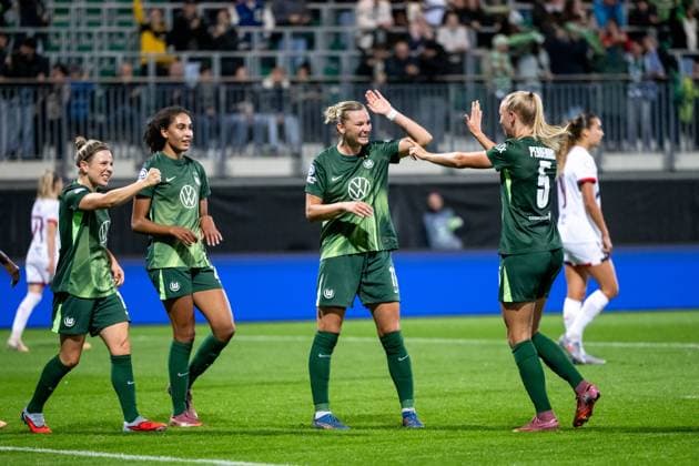 Svenja Huth (VfL Wolfsburg, 10), Cora Zicai (VfL Wolfsburg, 28), Alexandra Popp (VfL Wolfsburg, 11), Ella Peddemors (VfL Wolfsburg, 05) jubeln ueber das Tor zum 2:0, GER, VfL Wolfsburg (WOB) vs Paris Saint Germain (PSG), Fussball Uefa Womens Champions League, Ligaphase, 1. Spieltag, Saison 2025 2026, 08.10.2025 GER, VfL Wolfsburg vs Paris Saint Germain, Fussball Uefa Womens Champions League, Ligaphase, 1. Spieltag, Saison 2025 2026, 08.10.2025 Wolfsburg Copyright: xEibner-Pressefoto Memmlerx EP_MMR